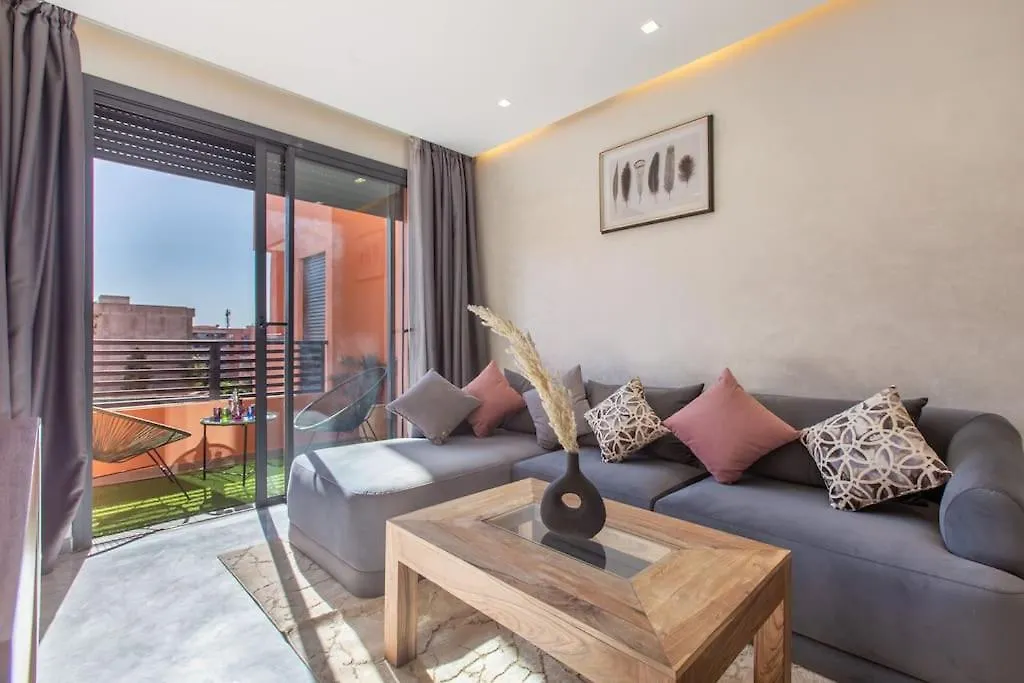 הקונטקטים של Lux And Central, Terrasse, Calm